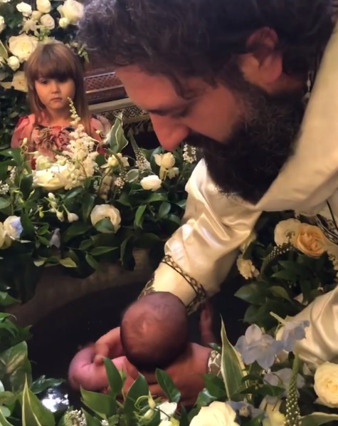 Andreea Popescu și-a botezat fiul! Imagini emoționante din timpul slujbei și ținuta superbă pe care a îmbrăcat-o fosta dansatoare a Deliei