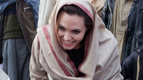 Ce i-a scris o adolescentă din Afganistan Angelinei Jolie. Actrița și-a făcut cont pe Instagram special să posteze mesajul emoționant