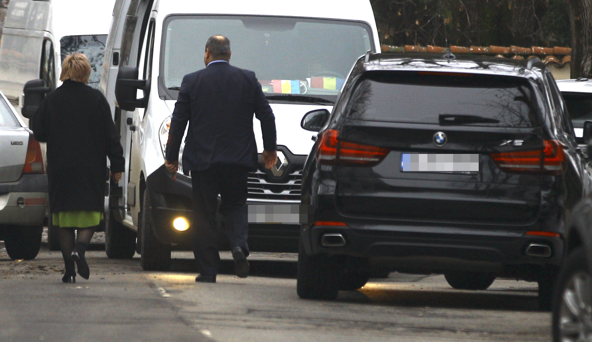 Viorica Dăncilă urmează să se mute într-o super vilă, din cartierul Primăverii. Până la momentul respectiv, șoferul și o persoană de încredere se asigură că renovarea merge ca la carte