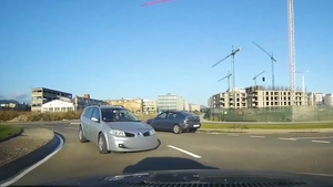 Incredibil! Un șofer a fost filmat în timp ce conducea pe contrasens, în giratoriu. VIDEO