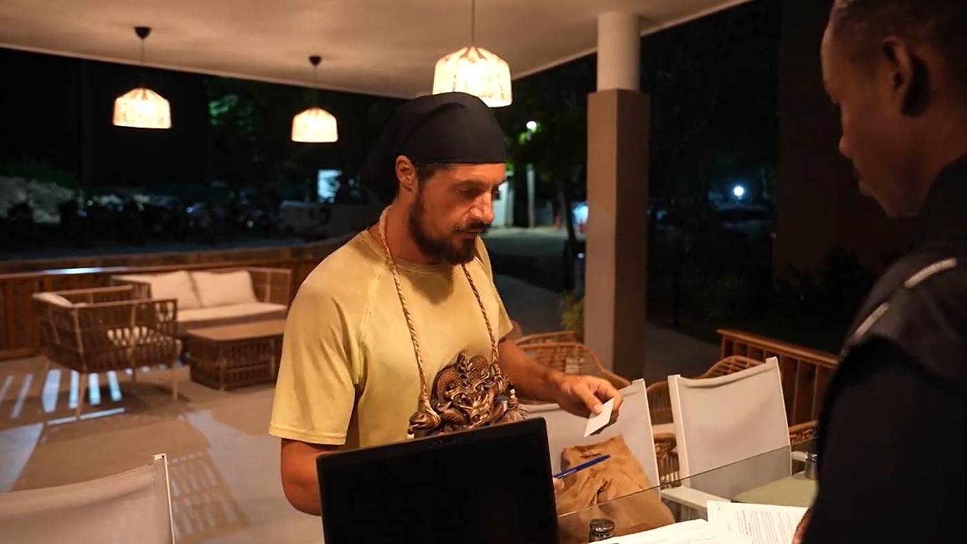 Ca un turist român adevărat! Ce întrebare a pus olteanul Lucian Popa, la recepția hotelului din Dominicană, unde a fost cazat după terminarea Survivor: "Aveți..."
