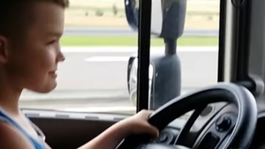 Un bărbat şi-a filmat nepotul în timp ce conducea un TIR! Imaginile au stârnit revoltă