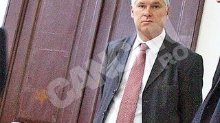 Bancherul olandez a fost pus fata in fata cu iubita care l-a acuzat ca a facut gesturi obscene in fata copilului. Robert Rekkers afla astazi verdictul