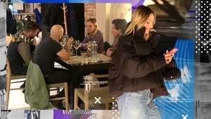 Cum a trecut Alexandra Stan peste divorț. Am filmat-o pe cântăreață alături de prieteni! E veselie pe chipul ei