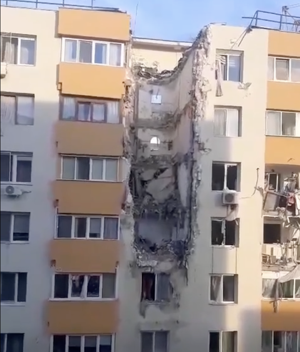A început demolarea blocului afectat de explozia din Rahova. Primele imagini + planul autorităților