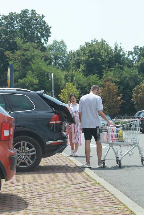 Andreea Moldovan și DJ Optik, în timp ce pun cumpărăturile în portbagaj