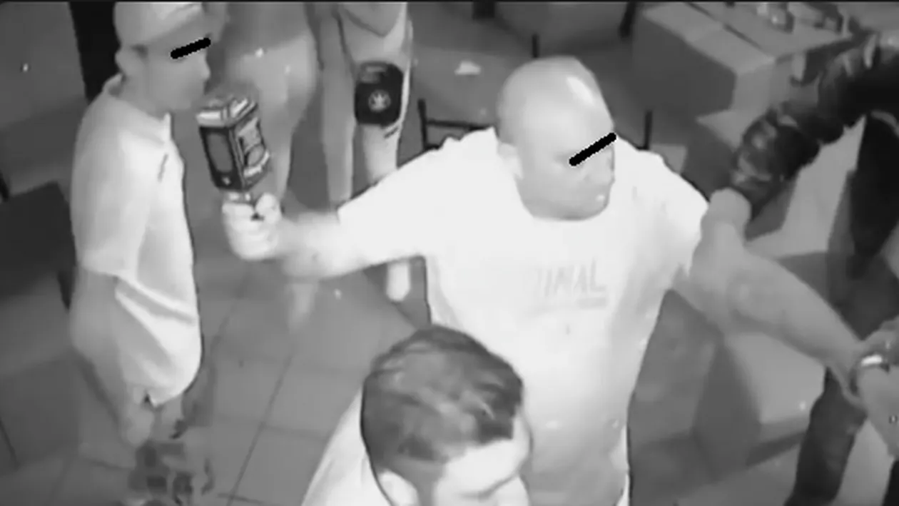 Șoc în showbiz-ul din România! Manelist celebru, bătut cu pumnii și picioarele în fața unui club de noapte