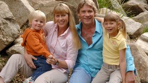 Ţi-l mai aminteşti pe fiul lui STEVE IRWIN? Seamănă leit cu tatăl său şi a ajuns să fie celebru pentru că îi calcă pe urme "vânătorului de crocodili"