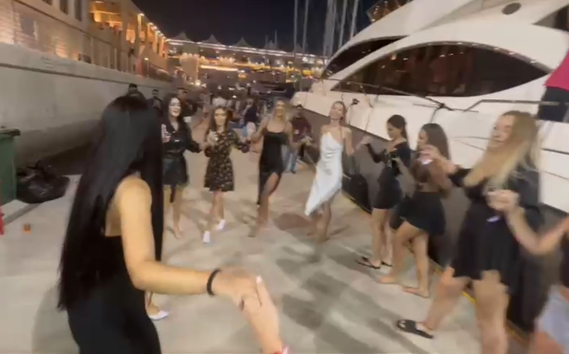 România e prezentă la CM din Qatar! Mai multe “bunăciuni” au făcut senzație, lângă un yacht, și au atras privirile tuturor | VIDEO