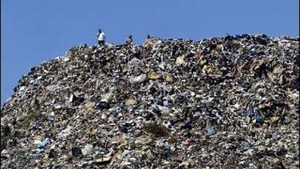 Autoritatile din Beijing alunga mirosul emanat de gropile de gunoi cu apa aromatizata