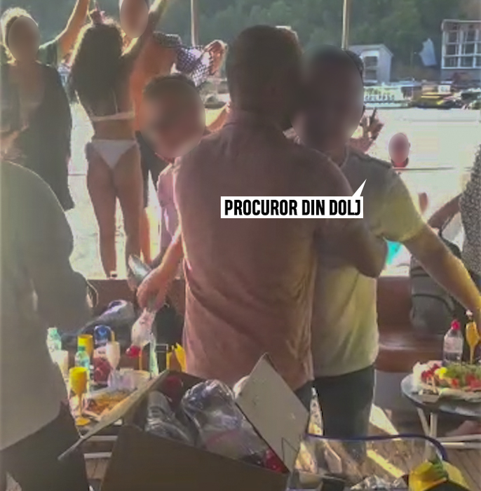 Procurori, judecători și șefi de Poliție de la Dolj și Olt, filmați la un party cu animatoare pe un ponton de lux de pe Dunăre