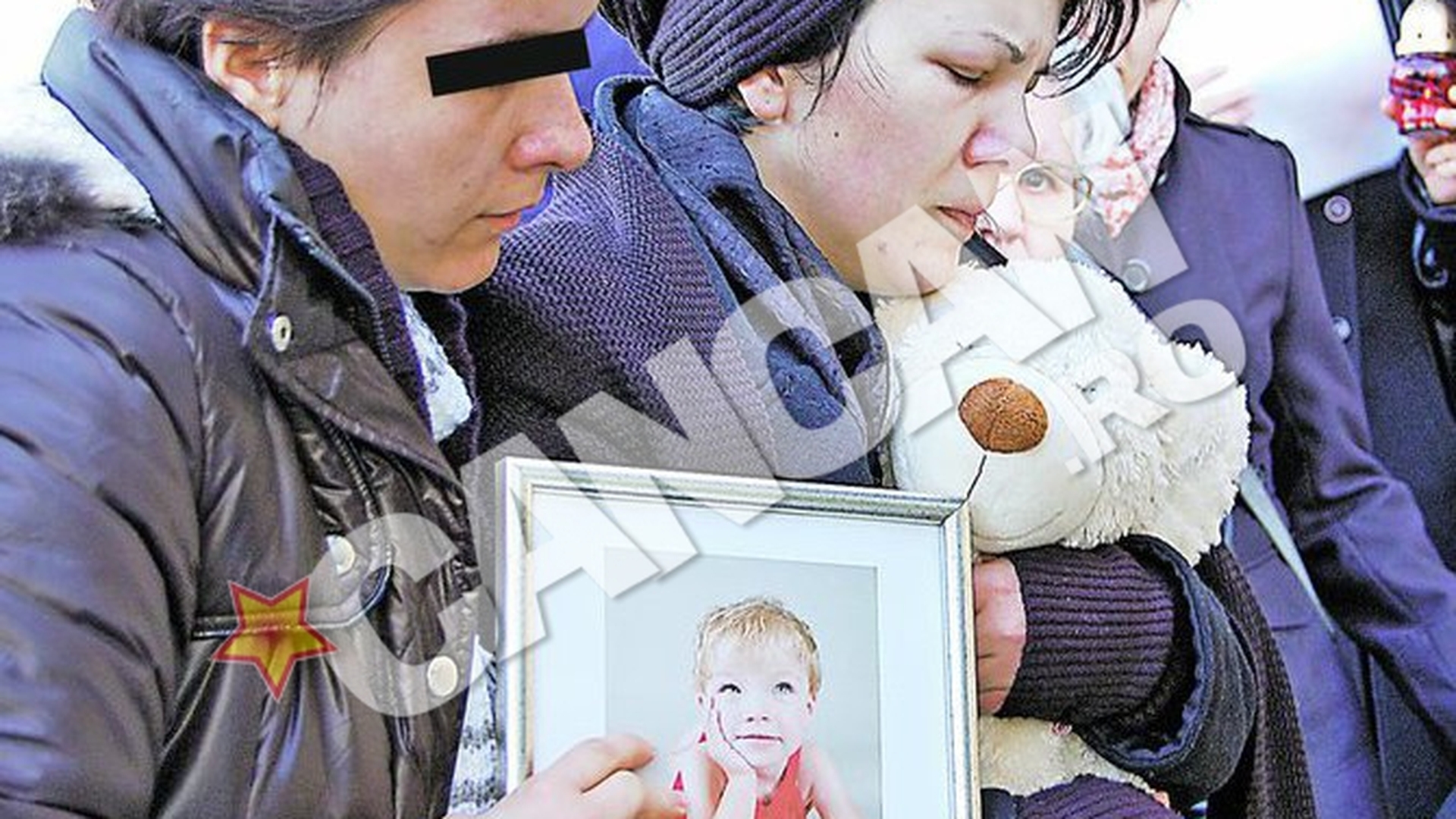 Alexandra, fetita inecata de tatal ei in lacul Tarnita din Cluj, a fost condusa pe ultimul drum. Inmormantata cu ursuletul preferat