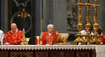 La Vatican a început conclavul pentru alegerea următorului Papă. Ce se întâmplă în interiorul Capelei Sixtine