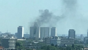 Incendiu puternic în Londra! Un turn cu 22 de etaje a luat foc! VIDEO