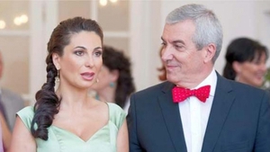 Gentilomul e gentilom până la capăt: Călin Popescu Tăriceanu îi deschide portiera soţiei!