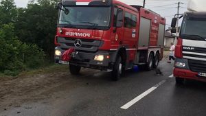 Accident grav în județul Vâlcea. A fost activat planul roșu după ce o mașină și un microbuz plin de oameni s-au ciocnit. FOTO&VIDEO