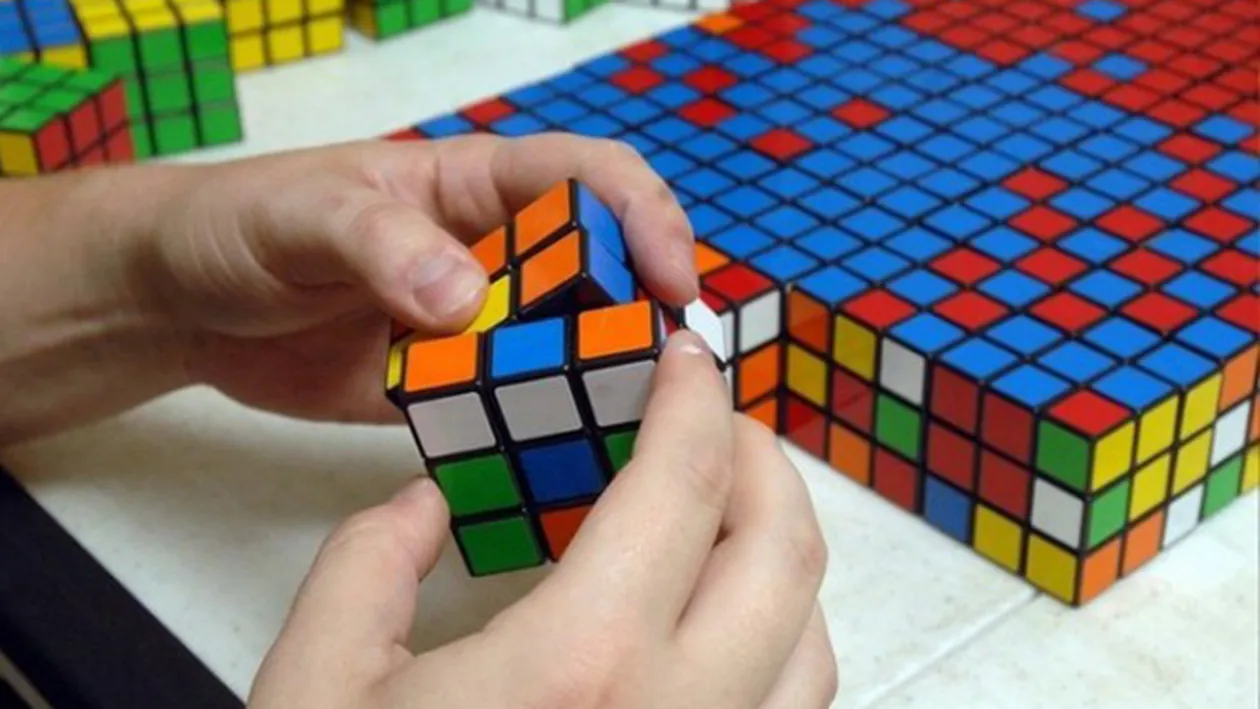 CUBUL RUBIK GOOGLE DOODLE. Cum sa rezolvi un cub Rubik: 43 de cvintilioane de pozitii posibile, o singura solutie