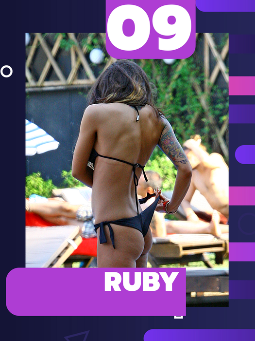Top 30 sexy – dive care au devenit pudice și încearcă să-și acopere “elementele din dotare” cu mânuța. Gina Pistol & Daniela Crudu, în ipostaze de neuitat!