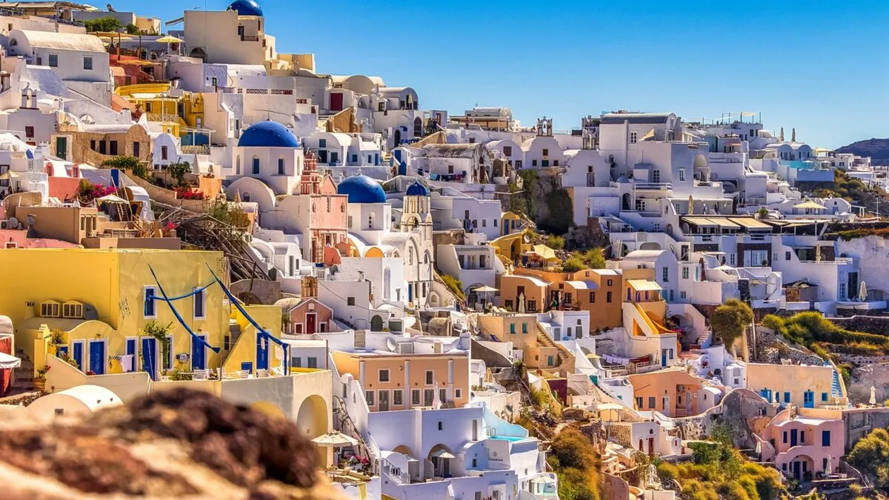 Cât trebuie să scoată din buzunar turiștii pentru o experiență de neuitat în Santorini
