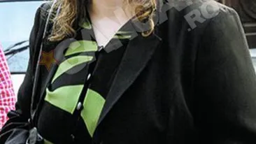 Presupusa fiica a poetului alearga intre instante