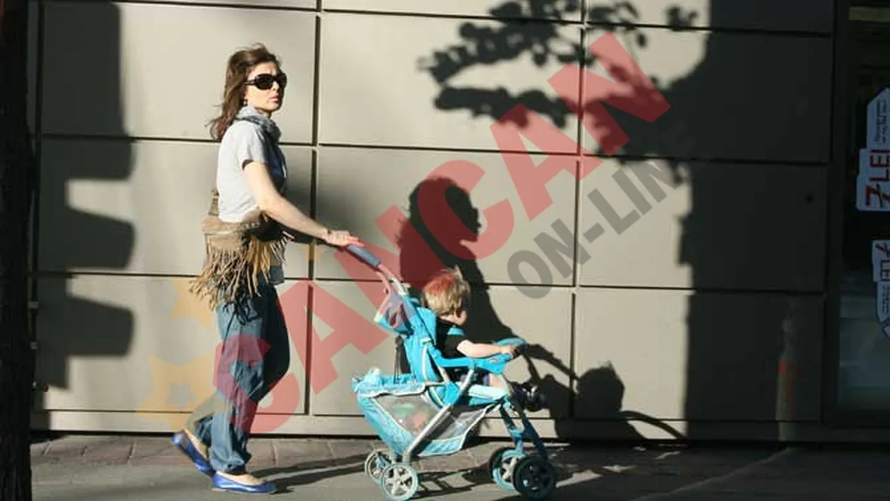 Oana Sarbu nu isi mai fereste baietelul de camerele de filmat