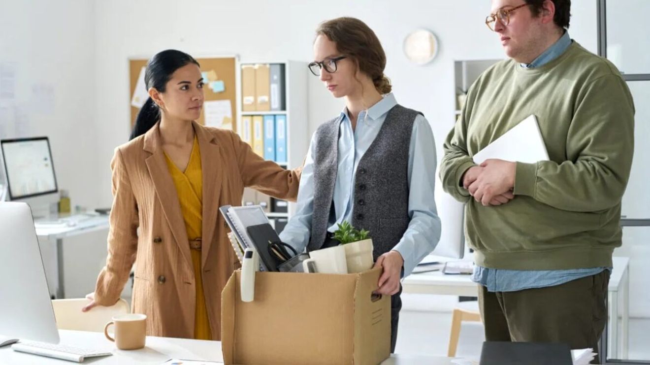 Mii de români vor fi concediați. Cine sunt cei vizați