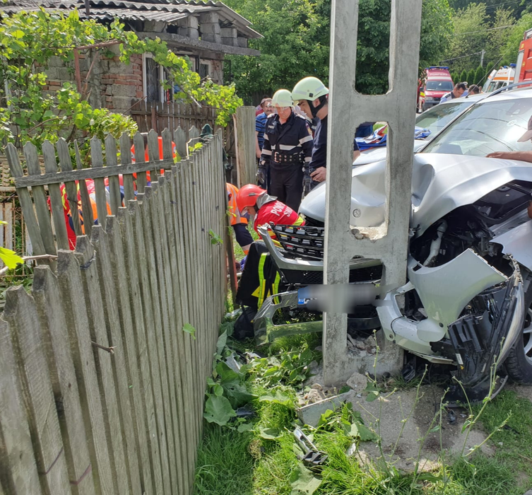 Mașina a ricoșat din șanț chiar în locul unde se afla bătrâna