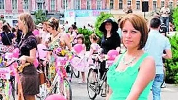 Peste 200 de aradence au promovat mersul pe doua roti. Sexy biciclistele