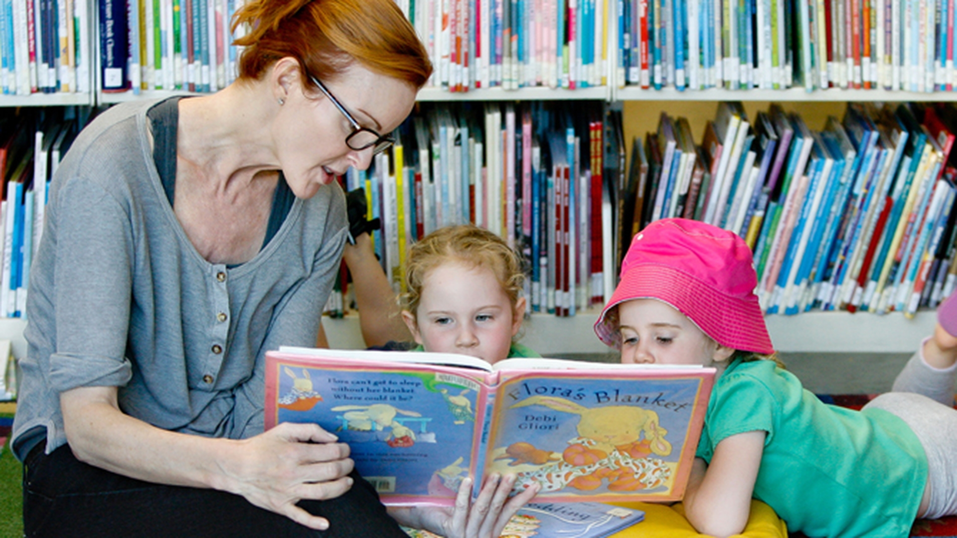 Marcia Cross le-a citit gemenelor in librarie