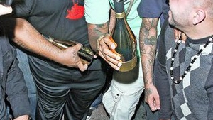 Rapperul The Game s-a rupt in figuri. A cinstit trotuarul cu sampanie delux