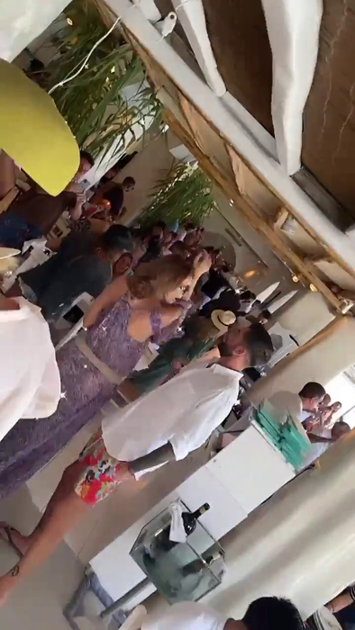 Alin Cocoș și Monica Orlanda au plecat într-o vacanță de vis, în Grecia, alături de prieteni (sursa foto Instagram)