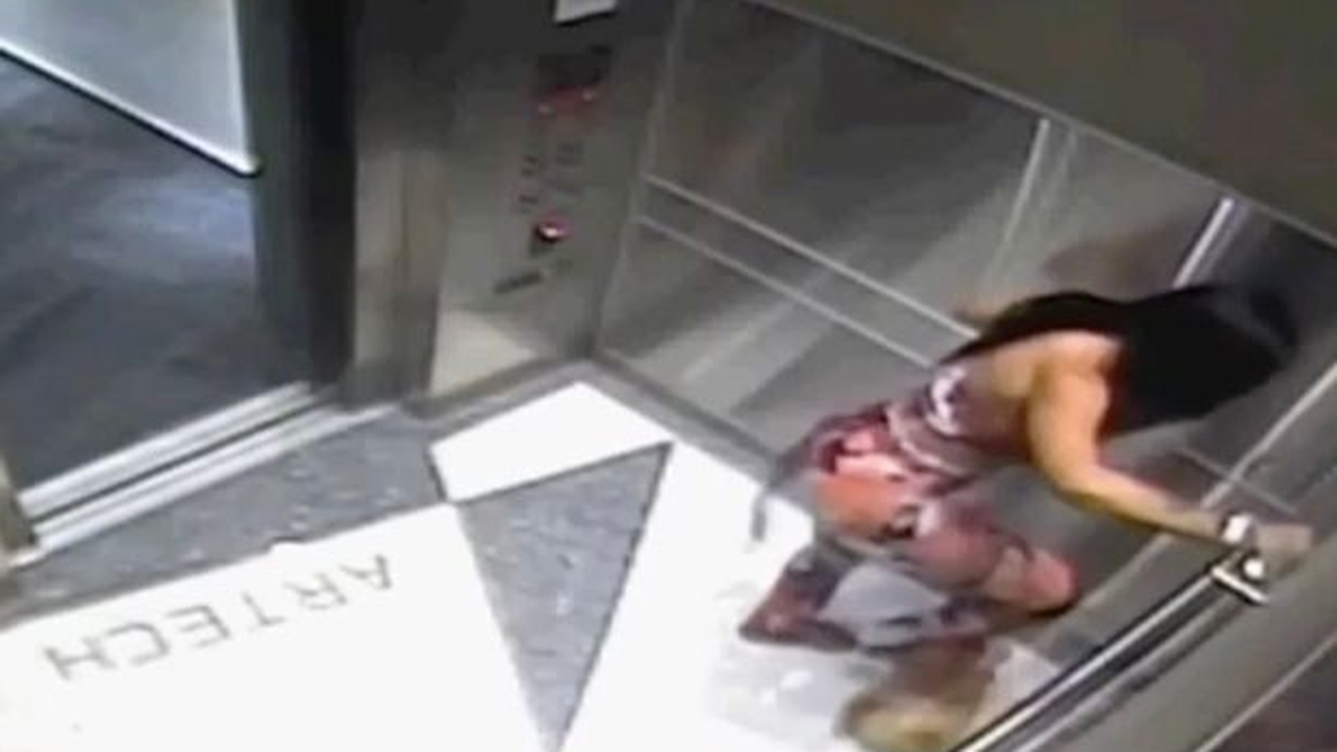 O vedeta si-a calcat cainele in picioare, in lift. Ce i-a facut bietului animal nevinovat. Cine e modelul super agresiv VIDEO socant