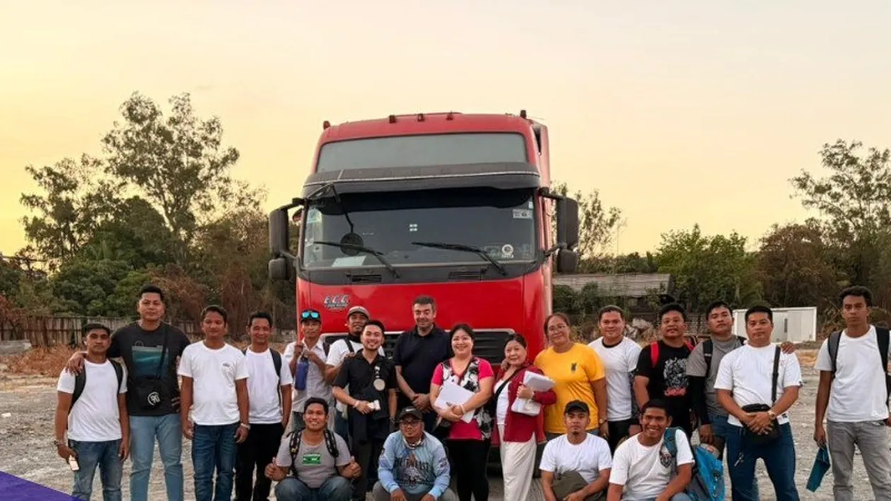 Companiile de transport plătesc până la 3.500 de euro pentru șoferi filipinezi. 600 de noi angajați sunt așteptați în țară