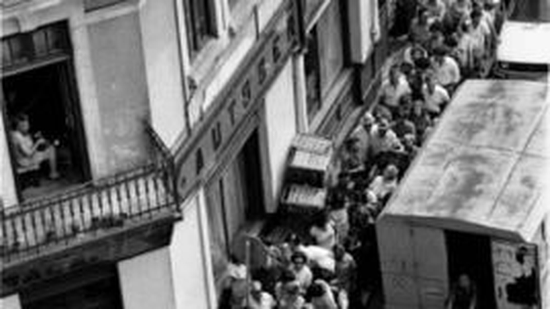 Sute de sibieni, tepuiti cu o promotie mincinoasa in Vinerea Mare