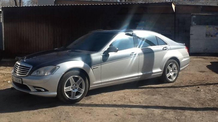Cum şi-a TĂIAT Mercedesul ca să semene cu cea mai tare limuzină nemţească! Imagini uimitoare dintr-un garaj dărăpănat!