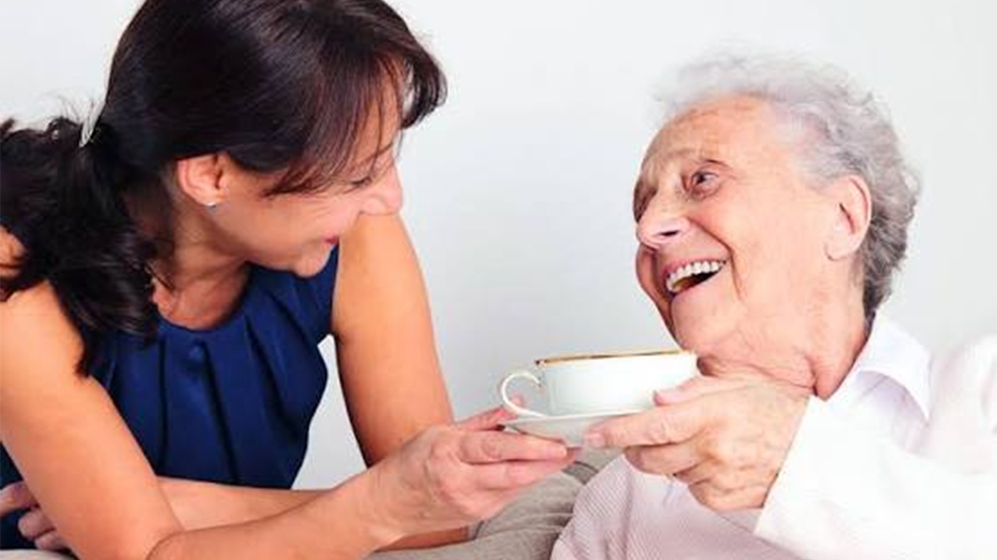 După 20 de ani în care a lucrat ca badantă în Italia, o româncă s-a pensionat. Ireal ce pensie lunară primește pentru cele două decenii de muncă