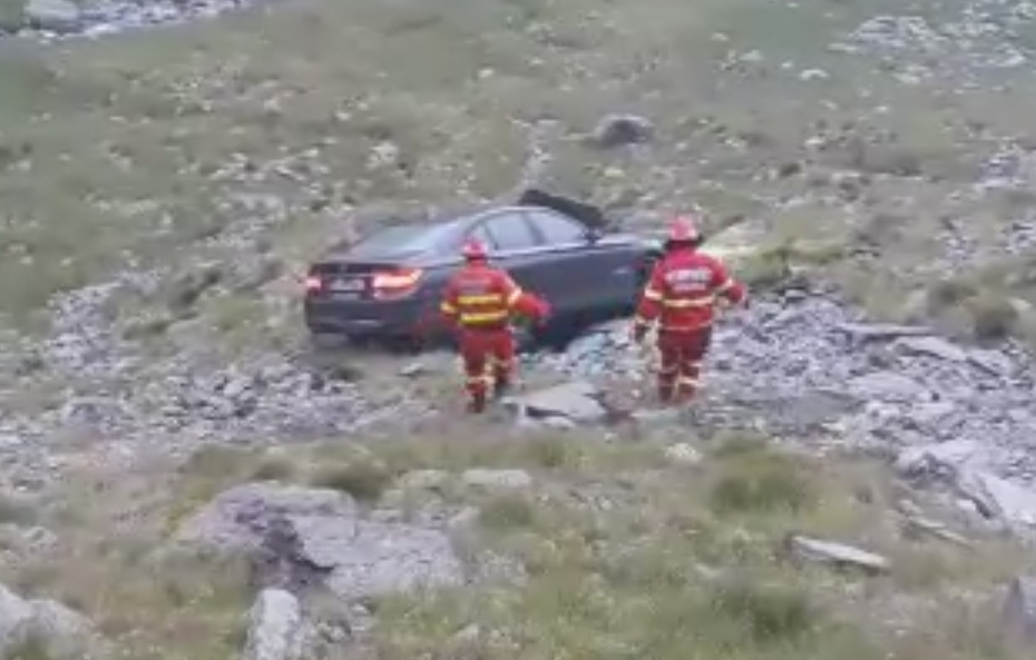 A coborât din BMW să facă poze şi… Ce i s-a întâmplat bărbatului care a uitat să tragă frâna de mână pe Transfăgărăşan