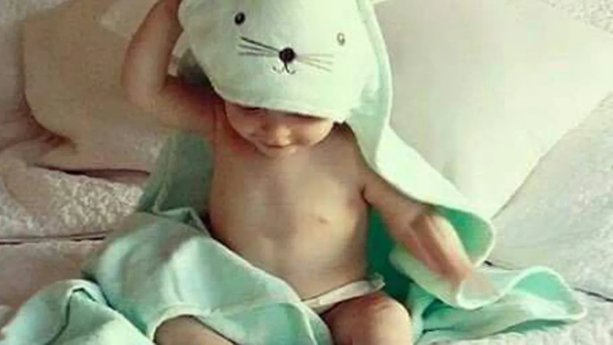 Detaliul cumplit din aceasta imagine! Ce s-a intamplat cu fetita dupa ce tatal ei a postat fotografia cu prima baita!