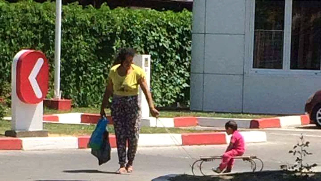 FOTO. O femeie de etnie romă își plimbă copilul cu sania, pe caniculă
