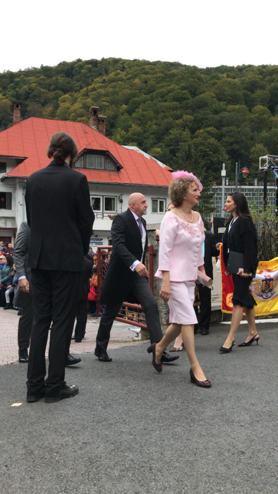 Primii invițati la ”Nunta anului” și-au făcut apariția la Biserica Sfântul Ilie din Sinaia