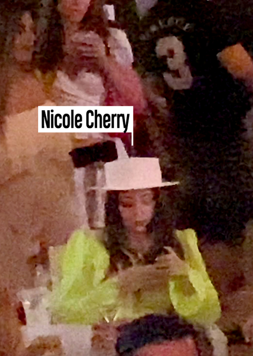 Nicole Cherry a fost în club, dar a preferat să stea mai mult pe scaun și să butoneze telefonul