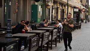 Anunț de ultimă ora! A fost actualizată lista județelor cu restricţii orare pentru terase, cluburi şi săli de jocuri de noroc