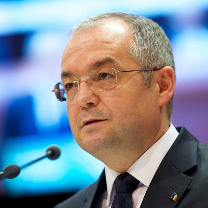 Emil Boc, cu fiica de mână, la UNTOLD. Primarul Clujului s-a pus pe vine ca să-i facă fotografii Patriciei. VIDEO