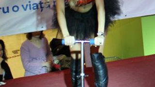 Andreea Balan merge cu trotineta pe scena!