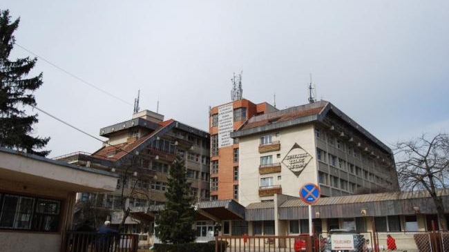 O elevă de 13 ani din Brașov, la spital după ce a căzut pe geamul școlii