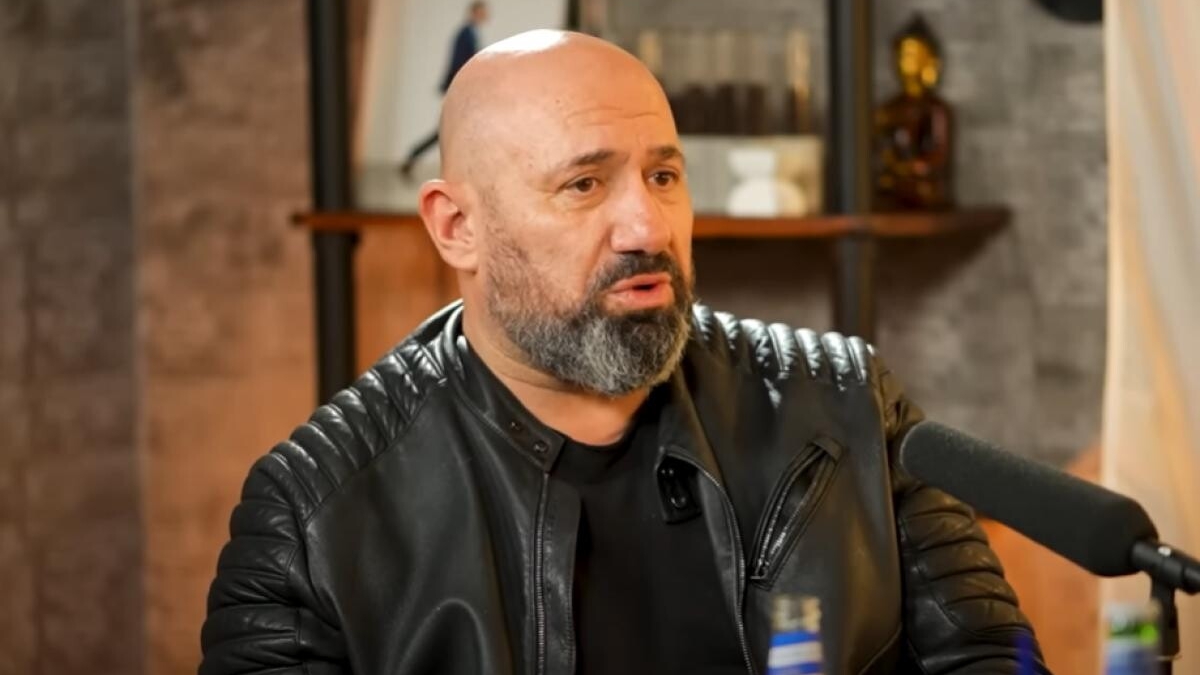 Prins în pat cu un bărbat faimos, Cătălin Scărlătescu trebuie să-i dea explicații Doinei Teodoru. Fotografia a strâns peste 10.000 de aprecieri