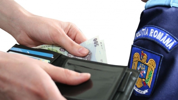 O femeie a oferit mită 10.000 de lei unui polițist din Cluj: ”Lasă, șefule, că o convingi tu să-și retragă plângerea”
