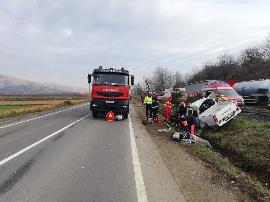 Accident nimicitor între o Dacie 1310 și un TIR! O femeie însărcinată și un bărbat au murit. A fost solicitat elicopterul SMURD pentru unul dintre răniți