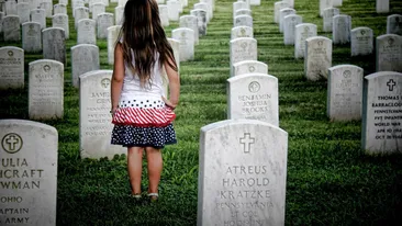 Descoperire șocantă într-un cimitir! Timp de 17 ani au mers la mormântul unui necunoscut