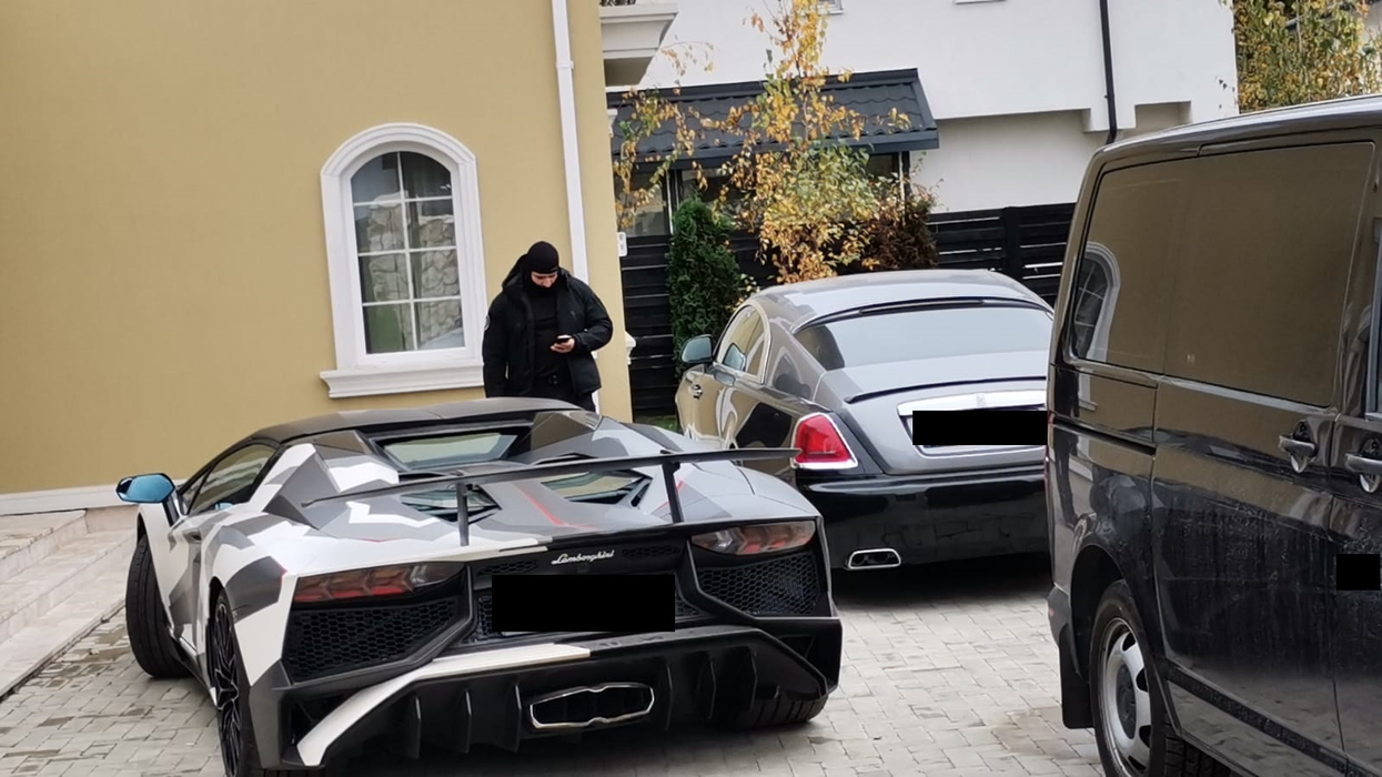 Avem imagini cu perchezițiile care au loc ÎN ACEST MOMENT la vila soțului Biancăi Drăgușanu!